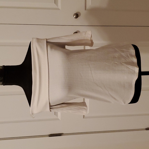 Stylish Off-The Shoulder White Top Size Large - Picture 1 of 3